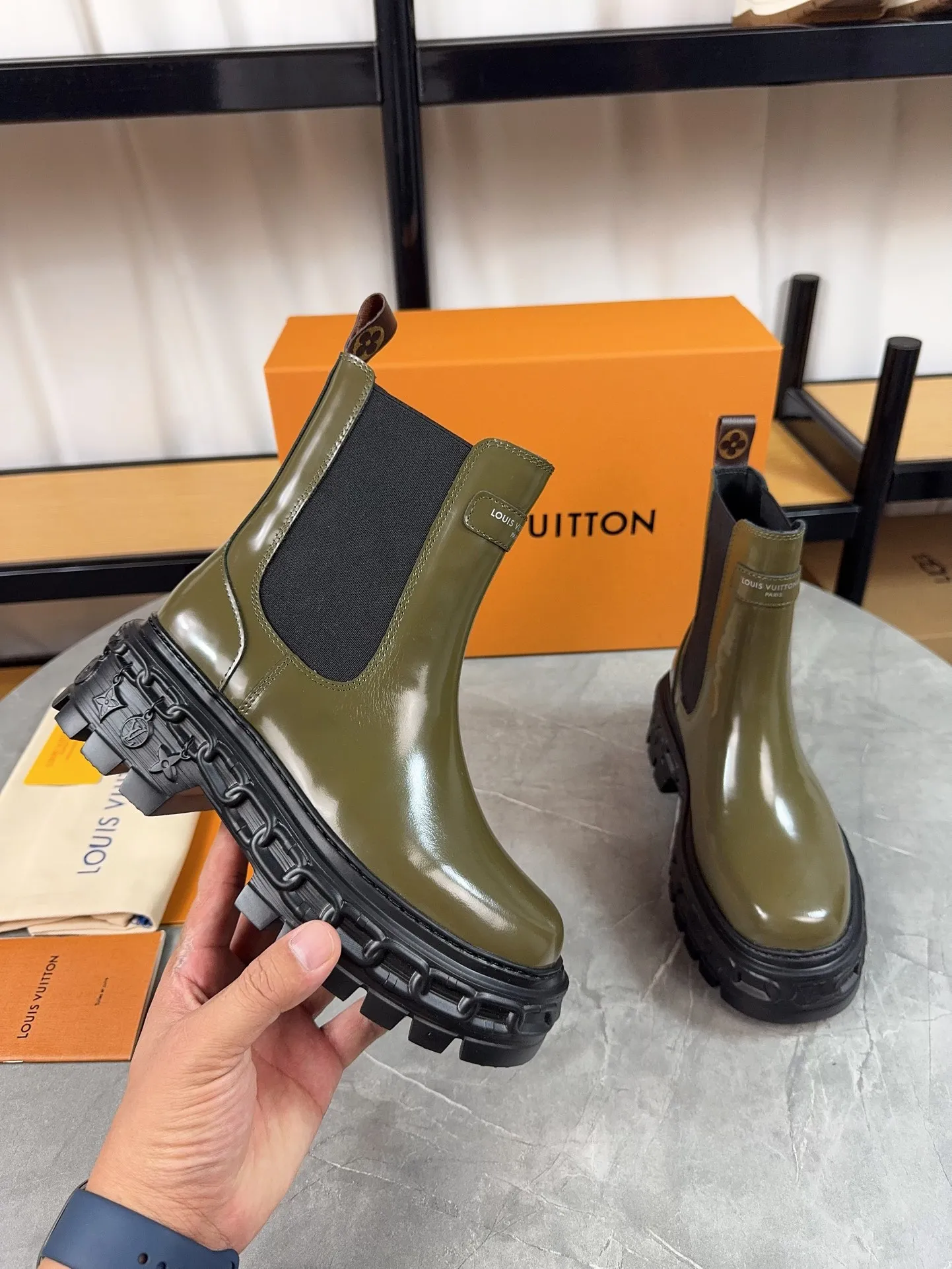 Men's shoes 💰700💰 Louis vuitton's new short boots; beautiful lines and no bloat, original first-layer cowhide combined with high mercerized frosted cowhide, thin-strap motorcycle boots are easy to put on and take off, without contrast (to isolate the cold winter) ❶ Upper: original open-edge beaded cowhide ❷ Inner: cowhide ❸ Foot pads: cowhide leather ❹ Outsole: original wear-resistant and non-slip raw rubber sole ❺Sole height: 6cn ❻Packaging: Original LV special box ❼Number: 34-41 (34/41 customization is not returnable) Boot height 6 inches ☀Color: (black military green)